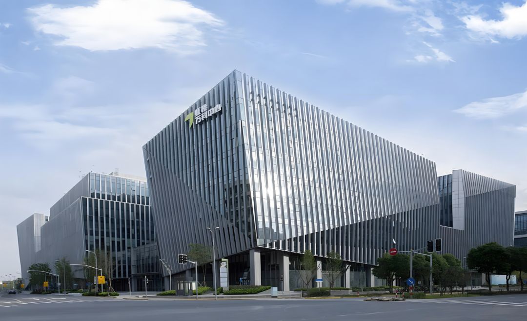 虹桥万科中心建筑群外观,金属板与玻璃幕墙