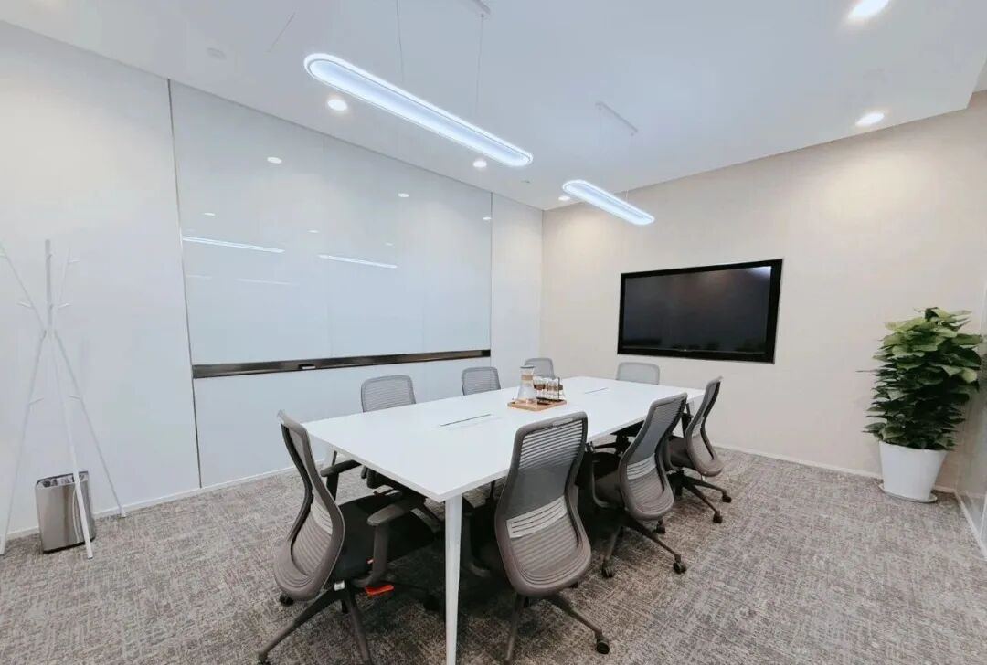 商务会议室实景,显示屏与人体工学椅